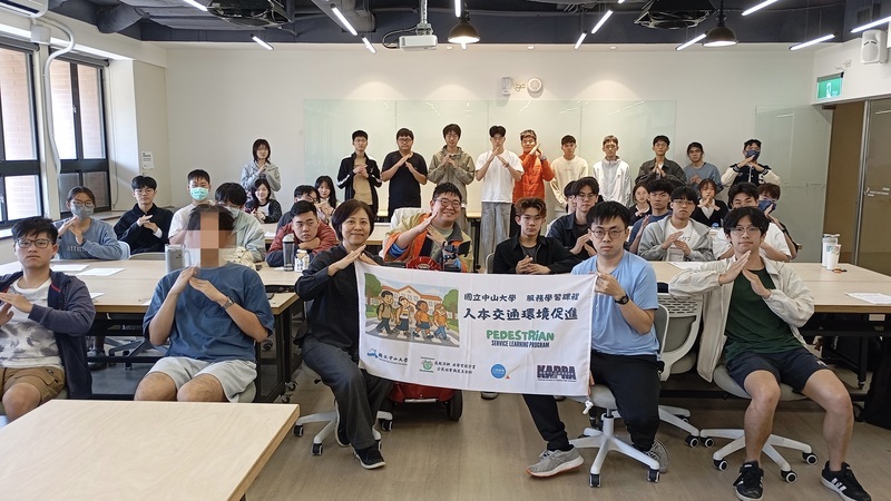 坐上輪椅看街道 服務學習課程直視障礙者移動困境圖片